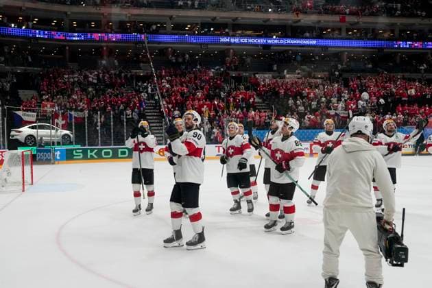 PRAGUE, CZECH REPUBLIC - MAY 21: Swiss squad celebrates victory during the preliminary round match between Canada and Czechia at Prague Arena on May 21, 2024 in Prague, Czech Republic. Prague Prague Arena Czech Republic Copyright: xJustPictures.ch JarixPestelaccix jp-en-EuSpIm-JP4_JAR_Finland_Switzerland_21May_2024129