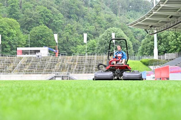 EURO 2024, Mannschaftsquartier Slowenien in Wuppertal GER, UEFA Europameisterschaft 2024, Slowenisches Base Camp Wuppertal 20.04.2023,Wuppertal ,Stadion am Zoo, GER, UEFA Europameisterschaft 2024, Slowenisches Base Camp Wuppertal im Bild wird der neue Rasen gepflegt.