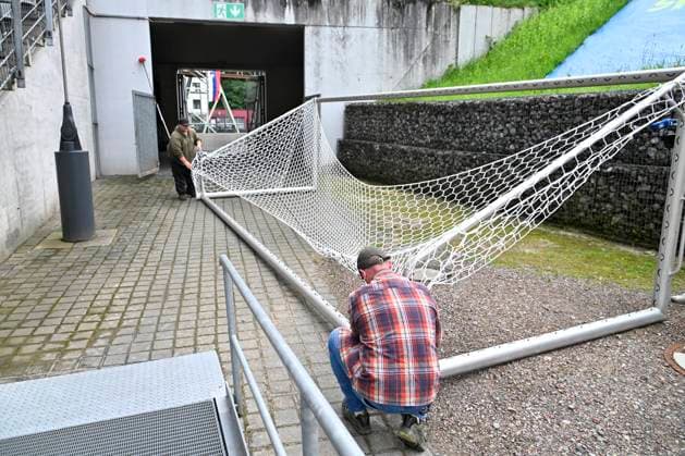 EURO 2024, Mannschaftsquartier Slowenien in Wuppertal GER, UEFA Europameisterschaft 2024, Slowenisches Base Camp Wuppertal 20.04.2023,Wuppertal ,Stadion am Zoo, GER, UEFA Europameisterschaft 2024, Slowenisches Base Camp Wuppertal im Bild werden die Fussballtore mit den entsprechenden Netzen laut UEFA neu bestückt.
