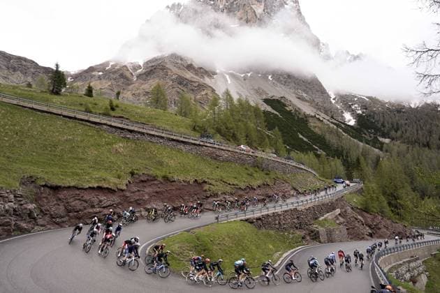 Bilder des Jahres 2024, Sport 05 Mai Sport Themen der Woche KW21 Sport Bilder des Tages The pack rides cycles during the stage 17 of the Giro d Italia from Selva di Val Gardena to Passo Brocon, Italy - Wednesday, May 22, 2024 - Cycling  Copyright: xFabioxFerrarix xLaPressex
