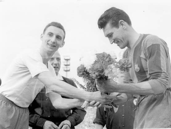 Archivbilder der Woche SPORT KW21 Europapokal der Landesmeister, 1960 1961, Halbfinale, FC Barcelona, Barca - Hamburger SV 1:0 in Brüssel 03.05.1961 Begrüßung links Jochen Meinke (HSV), rechts Joan Segarra (Barcelona) *** European Champion Clubs Cup, 1960 1961, semi-final, FC Barcelona Hamburger SV 1 0 in Brussels 03 05 1961 Greeting left Jochen Meinke HSV , right Joan Segarra Barcelona HM