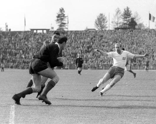 Europapokal der Landesmeister, 1960 1961, Halbfinale, FC Barcelona, Barca - Hamburger SV 1:0 in Brüssel 03.05.1961 Torwart Antoni Ramallets (Barca) hat den Ball gefangen, rechts Gert Charly Dörfel Â *** European Champion Clubs Cup, 1960 1961, semi-final, FC Barcelona Hamburger SV 1 0 in Brussels 03 05 1961 Goalkeeper Antoni Ramallets Barca has caught the ball, on the right Gert Charly Dörfel Â HM