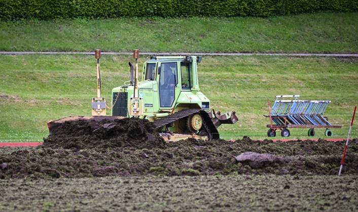 Fussball International EURO 2024 22.05.2024 Der Rasen im Hermann - Saam - Stadion in Freudenstadt wird von der Firma Sportstaettenbau Garten Moser aus Reutlingen rund drei Wochen vor dem ersten Training der daenischen Nationalmannschaft erneuert. Mit einer Planierraupe wird die alte Rasenschicht abgetragen.