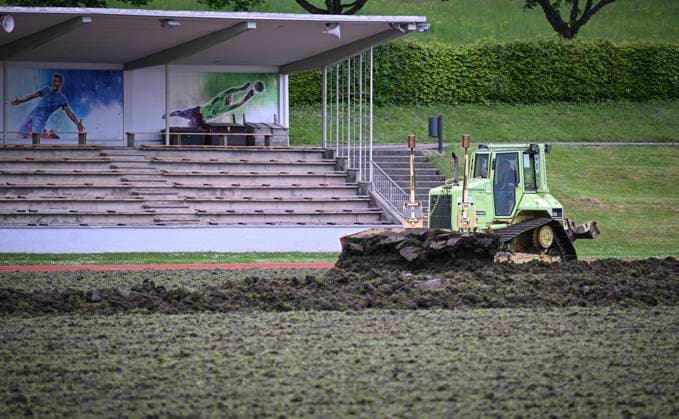 Fussball International EURO 2024 22.05.2024 Der Rasen im Hermann - Saam - Stadion in Freudenstadt wird von der Firma Sportstaettenbau Garten Moser aus Reutlingen rund drei Wochen vor dem ersten Training der daenischen Nationalmannschaft erneuert. Mit einer Planierraupe wird die alte Rasenschicht abgetragen.