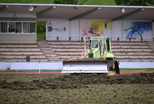 Fussball International EURO 2024 22.05.2024 Der Rasen im Hermann - Saam - Stadion in Freudenstadt wird von der Firma Sportstaettenbau Garten Moser aus Reutlingen rund drei Wochen vor dem ersten Training der daenischen Nationalmannschaft erneuert. Mit einer Planierraupe wird die alte Rasenschicht abgetragen.