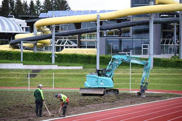 Fussball International EURO 2024 22.05.2024 Der Rasen im Hermann - Saam - Stadion in Freudenstadt wird von der Firma Sportstaettenbau Garten Moser aus Reutlingen rund drei Wochen vor dem ersten Training der daenischen Nationalmannschaft erneuert. Zwei Arbeiter und Bagger bereiten das Spielfeld vor.