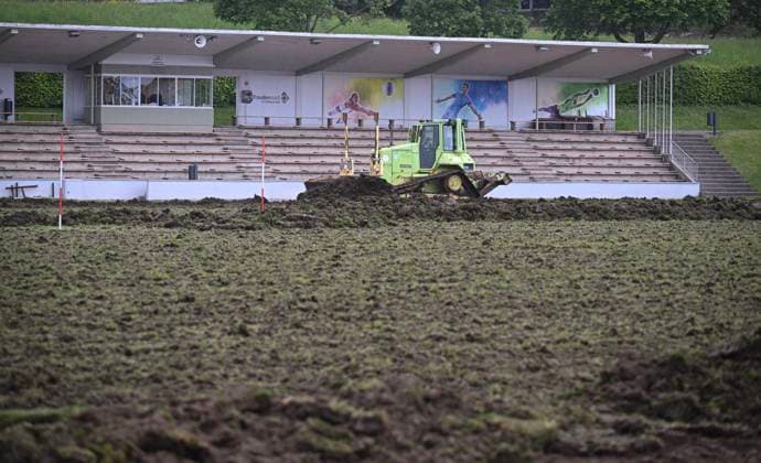 Fussball International EURO 2024 22.05.2024 Der Rasen im Hermann - Saam - Stadion in Freudenstadt wird von der Firma Sportstaettenbau Garten Moser aus Reutlingen rund drei Wochen vor dem ersten Training der daenischen Nationalmannschaft erneuert. Mit einer Planierraupe wird die alte Rasenschicht abgetragen.