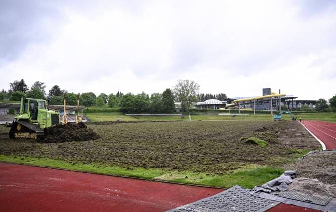 Fussball International EURO 2024 22.05.2024 Der Rasen im Hermann - Saam - Stadion in Freudenstadt wird von der Firma Sportstaettenbau Garten Moser aus Reutlingen rund drei Wochen vor dem ersten Training der daenischen Nationalmannschaft erneuert. Mit einer Planierraupe wird die alte Rasenschicht abgetragen.