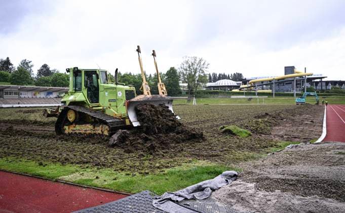 Sport Bilder des Tages Fussball International EURO 2024 22.05.2024 Der Rasen im Hermann - Saam - Stadion in Freudenstadt wird von der Firma Sportstaettenbau Garten Moser aus Reutlingen rund drei Wochen vor dem ersten Training der daenischen Nationalmannschaft erneuert. Mit einer Planierraupe wird die alte Rasenschicht abgetragen.