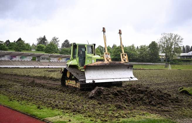 Fussball International EURO 2024 22.05.2024 Der Rasen im Hermann - Saam - Stadion in Freudenstadt wird von der Firma Sportstaettenbau Garten Moser aus Reutlingen rund drei Wochen vor dem ersten Training der daenischen Nationalmannschaft erneuert. Mit einer Planierraupe wird die alte Rasenschicht abgetragen.