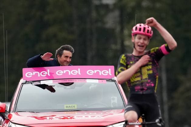 Sport Bilder des Tages Urbano Cairo president RCS MediaGroup, and Steinhauser Georg (Team Ef Education Easy Post) winner, at the end of the stage 17 of the Giro d Italia from Selva di Val Gardena to Passo Brocon, Italy - Wednesday, May 22, 2024 - Cycling  Copyright: xGianxMattiaxD Albertox xLaPressex