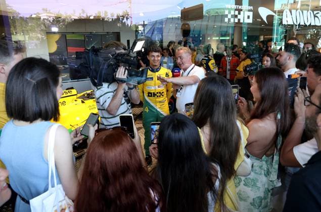 PRESENTATION MCLAREN COULEURS SENNA PHOTOPQR NICE MATIN Jean François Ottonello ; Monaco ; 22 05 2024 ; Presentation de la McLaren F1 dans sa livree Speciale Ayrton Senna pour le Grand Prix de Monaco aux couleurs du Bresil - Lando Norris face a des supporters amasses derriere les vitres - McLaren will run a vibrant one-off, Ayrton Senna-inspired yellow, green and blue full wrap livery at this weekend’s Monaco Grand Prix. Monaco may 22 2024 Monaco France  Copyright: xPHOTOPQR NICExMATIN MAXPPPxJeanxFrançoisxOttonellox 20240522NIM2338 20240522NIM2338