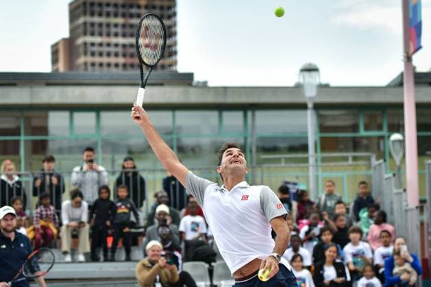 Sport Themen der Woche KW21 Sport Bilder des Tages Roger Federer performs during the inauguration of a tennis court in Courneuve north Paris FA Swiss former tennis player Roger Federer performs during the inauguration of a tennis court with UNIQLO and the community of La Courneuve in Courneuve north of Paris on May 22, 2024. Photo by Firas Abdullah ABACAPRESS.COM  Copyright: xAbdullahxFiras ABACAx