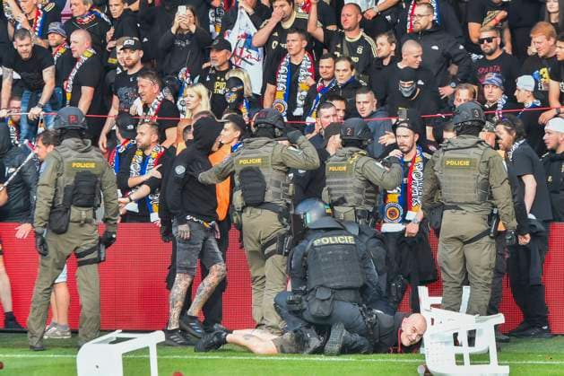 Sport Themen der Woche KW21 Finale ceskeho fotbaloveho poharu MOL Cup: FC Viktoria Plzen - AC Sparta Praha, 22. kvetna 2024, Plzen. Oslavy spartanskeho vitezstvi provazely tvrde strety fanousku s policii. (CTKxPhoto MiroslavxChaloupka) CTKPhotoP2024052208921  CTKPhotoP2024052208921