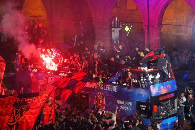 Sport Themen der Woche KW21 Sport Bilder des Tages Bologna, Italia - Cronaca - 22 Maggio 2024 - La squadra del Bologna f.c. festeggia la qualificazione alla Champions League 2024-2025 con un giro d& x2019;onore su un pullman scoperto attraversando la citt& xe0; - (Photo Michele Nucci LaPresse) News - Bologna, Italy - May. 22, 2024 -The Bologna f.c. team celebrates qualification for the 2024-2025 Champions League with a lap of honor on an open-top bus crossing the city - (Photo Michele Nucci LaPresse)  Copyright: xMichelexNucci LaPressex