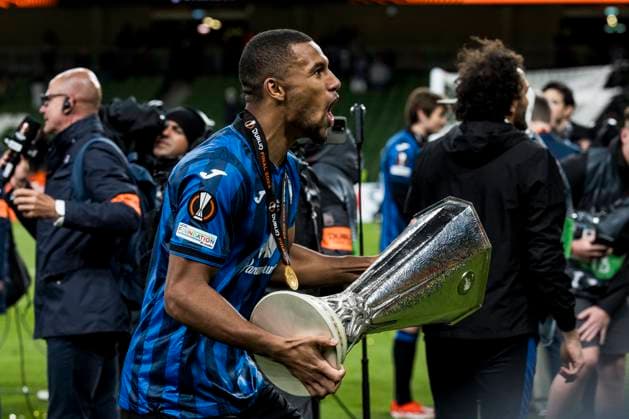 2024 UEFA EUROPA LEAGUE FINAL: Atalanta Bergamo - Bayer 04 Leverkusen; 22.05.2024 Isak Hien (Atalanta Bergamo, 4) jubelt mit dem Pokal. 2024 UEFA EUROPA LEAGUE FINAL: Atalanta Bergamo - Bayer 04 Leverkusen, Dublin, Dublin Arena (Aviva Stadium) am 22.05.2024 Copyright: xBEAUTIFULxSPORTS Wunderlx