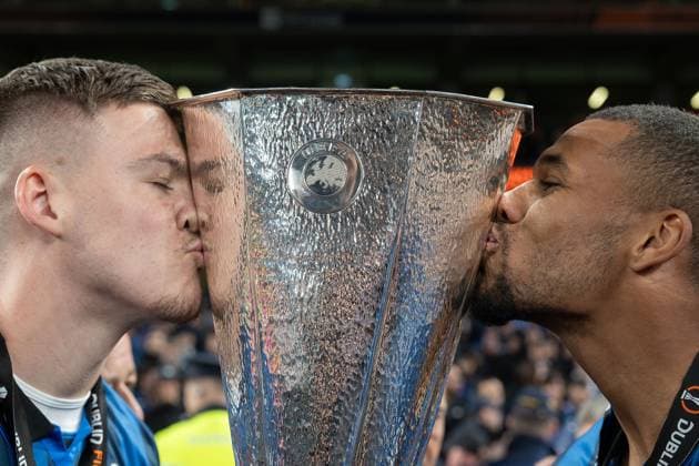 Sport Themen der Woche KW21 Sport Bilder des Tages Atalanta v Bayer Leverkusen Europa League 22 05 2024. Final Atalanta defender Emil Holm (3) and Atalanta defender Isak Hien (4) kiss the Europa League Trophy after during the Europa League Final match between Atalanta and Bayer Leverkusen at Aviva Stadium, Dublin, Republic of Ireland on 22 May 2024. Editorial use only , Copyright: xIanxStephenx PSI-19714-0062