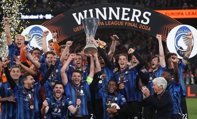 - Atalanta BC v Bayer 04 Leverkusen, UEFA Europa League 2023 24 Final, Dublin Arena, Dublin, Ireland. - 22nd May 2024. Berat Djimsiti of Atalanta holds aloft the UEFA Europa League trophy in celebration with his team mates after winning The 2024 UEFA Europa League Final against Bayer Leverkusen. - Atalanta BC v Bayer 04 Leverkusen, UEFA Europa League 2023 24 Final, Dublin Arena, Dublin, Ireland. - 22nd May 2024. Dublin Dublin Arena UK Copyright: xDanxWeirx CP_Atalanta_BC_Bayer_04_Leverkusen_34