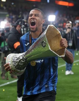 - Atalanta BC v Bayer 04 Leverkusen, UEFA Europa League 2023 24 Final, Dublin Arena, Dublin, Ireland. - 22nd May 2024. Isak Hien of Atalanta holds aloft the UEFA Europa League trophy in celebration after winning The 2024 UEFA Europa League Final against Bayer Leverkusen. - Atalanta BC v Bayer 04 Leverkusen, UEFA Europa League 2023 24 Final, Dublin Arena, Dublin, Ireland. - 22nd May 2024. Dublin Dublin Arena UK Copyright: xDanxWeirx CP_Atalanta_BC_Bayer_04_Leverkusen_52