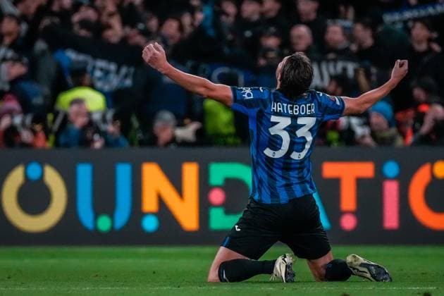 UEFA Europa League 2024 Final: Atalanta BC vs. Bayer 04 Leverkusen Hans Hateboer falls to his knees, as the Atalanta players are overcome with emotion after being crowned Europa League champions at the end of the UEFA Europa League final match between Atalanta BC and Bayer 04 Leverkusen on May 22 2024, in Dublin, Ireland Dublin Dublin Arena Dublin Ireland Copyright: xAlexandraxFechetex _ADR4529