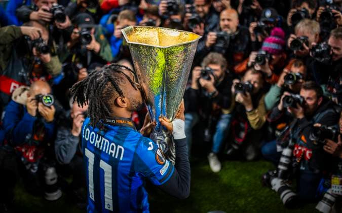 Sport Bilder des Tages Dublin, Ireland. 22nd Mai 2024. Final jubilation: Ademola Lookman (Bergamo) with Trophy Atalanta Bergamo - Bayer 04 Leverkusen 22.05.2024
