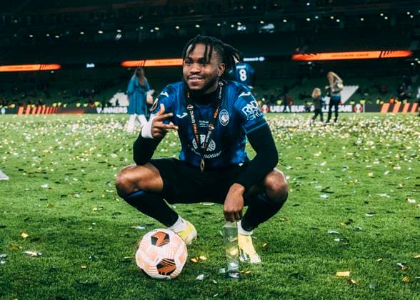 Dublin, Aviva Stadium, 23.05.2024: Ademola Lookman celebrates the win of the cup after the Europaleague final Bayer 04 Leverkusen vs. Atalanta Bergamo.