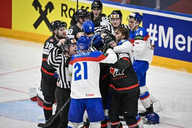 Sport Bilder des Tages Canada vs Slovakia quarter-final match of the 2024 IIHF World Championship, WM, Weltmeisterschaft in Prague, Czech Republic, on May 23, 2024. A scuffle. (CTKxPhoto VitxSimanek) CTKPhotoP2024052307464  CTKPhotoP2024052307464