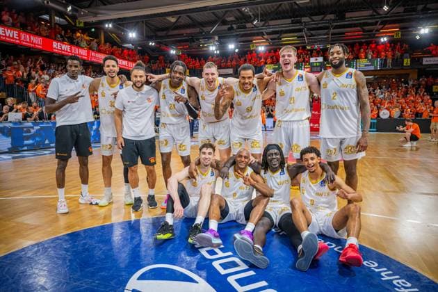 Sport Bilder des Tages 1. Basketball Bundesliga, easyCredit BBL, Saison 2023 2024, Herren, Playoffs, Viertelfinale, Spiel 4, 23.05.2024, RASTA Vechta - NINERS Chemnitz Das Team der Niners Chemnitz feiert den Halbfinaleinzug Vechta RASTA Dome Niedersachsen Deutschland