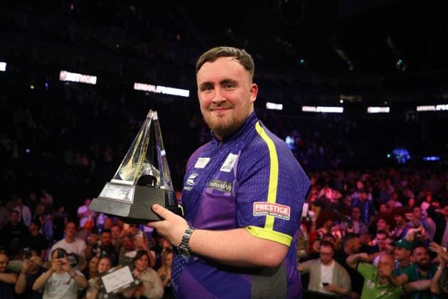 Sport Themen der Woche KW21 Sport Bilder des Tages 23rd May 2024; O2 Arena, London, England; 2024 PDC Premier League Darts London, Play Offs; Luke Littler with the winners trophy.  ActionPlus12646309 KatiexChan