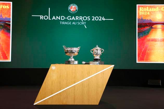 Tirage au sort des Internationaux de France de Tennis de Roland Garro Les Coupes, hommes et femmes de Roland Garros - Tirage au sort des Internationaux de France de Tennis de Roland Garros 2024 Ã Paris le 23 mai 2024. Bertrand Rindoff Bestimage Draw for the 2024 French Open Tennis Championships at Roland Garros in Paris on May 23, 2024. France  Copyright: xBERTRANDxRINDOFFxPETROFFx xBESTIMAGExBERTRANDxRINDOFFxPETROFFx xBESTIMAGEx