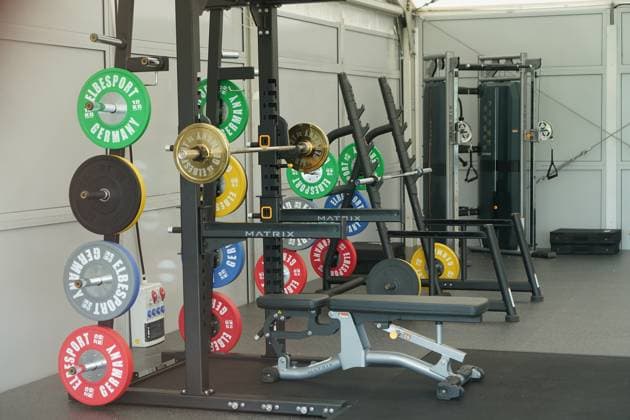 Gewichte im Fitness-Zelt an den Trainingsanlagen der Nationalmannschaft im Golf Resort & Spa Weimarer Land, dem Quartier zur Vorbereitung der Deutschen Nationalmannschaft auf die EURO 24 in Deutschland - Blankenhain 24.05.2024: Trainingslager der Deutschen Nationalmannschaft zur EM-Vorbereitung, Golf Resort Weimarer Land