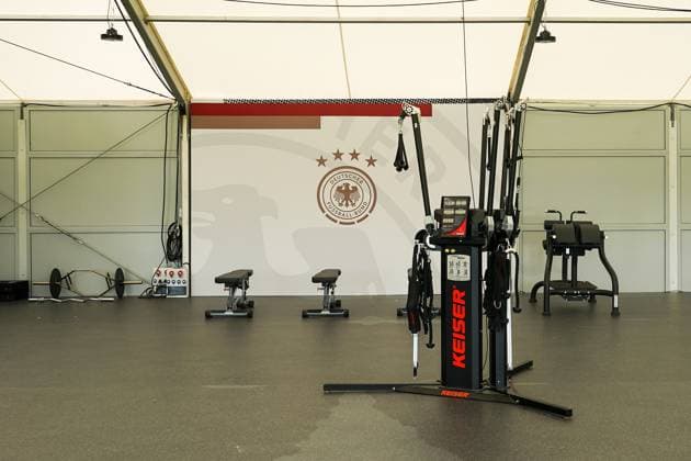 Geräte im Fitness-Zelt an den Trainingsanlagen der Nationalmannschaft im Golf Resort & Spa Weimarer Land, dem Quartier zur Vorbereitung der Deutschen Nationalmannschaft auf die EURO 24 in Deutschland - Blankenhain 24.05.2024: Trainingslager der Deutschen Nationalmannschaft zur EM-Vorbereitung, Golf Resort Weimarer Land