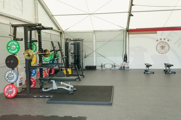 Gewichte im Fitness-Zelt an den Trainingsanlagen der Nationalmannschaft im Golf Resort & Spa Weimarer Land, dem Quartier zur Vorbereitung der Deutschen Nationalmannschaft auf die EURO 24 in Deutschland - Blankenhain 24.05.2024: Trainingslager der Deutschen Nationalmannschaft zur EM-Vorbereitung, Golf Resort Weimarer Land