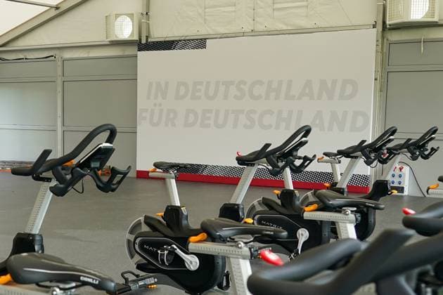 Geräte im Fitness-Zelt mit dem Motto In Deutschland für Deutschland an den Trainingsanlagen der Nationalmannschaft im Golf Resort & Spa Weimarer Land, dem Quartier zur Vorbereitung der Deutschen Nationalmannschaft auf die EURO 24 in Deutschland - Blankenhain 24.05.2024: Trainingslager der Deutschen Nationalmannschaft zur EM-Vorbereitung, Golf Resort Weimarer Land