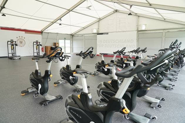 Geräte im Fitness-Zelt mit dem Motto In Deutschland für Deutschland an den Trainingsanlagen der Nationalmannschaft im Golf Resort & Spa Weimarer Land, dem Quartier zur Vorbereitung der Deutschen Nationalmannschaft auf die EURO 24 in Deutschland - Blankenhain 24.05.2024: Trainingslager der Deutschen Nationalmannschaft zur EM-Vorbereitung, Golf Resort Weimarer Land