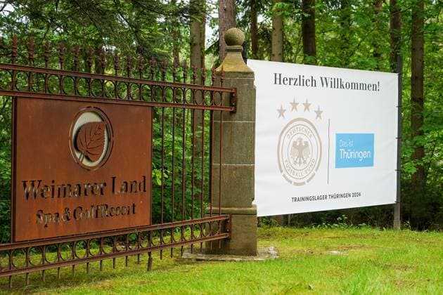 Einfahrt zum Golf Resort & Spa Weimarer Land, dem Quartier zur Vorbereitung der Deutschen Nationalmannschaft auf die EURO 24 in Deutschland - Blankenhain 24.05.2024: Trainingslager der Deutschen Nationalmannschaft zur EM-Vorbereitung, Golf Resort Weimarer Land