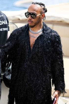 Lewis Hamilton of Great Britain and Mercedes gestikuliert, Gestik, Practice, F1 Grand Prix of Monaco, Monaco am 24. May 2024 in Monte Carlo, Monaco. (Foto von Diogo Cardoso DeFodi Images) Lewis Hamilton of Great Britain and Mercedes gestures arriving in the paddock, Practice, F1 Grand Prix of Monaco, Monaco on May 24, 2024 in Monte Carlo, Monaco. (Photo by Diogo Cardoso DeFodi Images) Defodi-645_f1mon20240524_0003