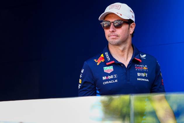 Sergio Perez of Mexico and Oracle Red Bull Racing gestikuliert, Gestik, Practice, F1 Grand Prix of Monaco, Monaco am 24. May 2024 in Monte Carlo, Monaco. (Foto von Diogo Cardoso DeFodi Images) Sergio Perez of Mexico and Oracle Red Bull Racing gestures arriving in the paddock, Practice, F1 Grand Prix of Monaco, Monaco on May 24, 2024 in Monte Carlo, Monaco. (Photo by Diogo Cardoso DeFodi Images) Defodi-645_f1mon20240524_0014