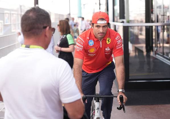 Formel 1 Grand Prix Monaco 2024 24.05.2024, Circuit de Monaco, Monte Carlo, Formel 1 Grand Prix Monaco 2024 ,im Bild Carlos Sainz Jr. (ESP), Scuderia Ferrari HP mit dem Rad im Fahrerlager.