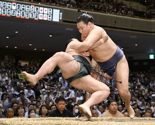 Sport Themen der Woche KW21 Sport Bilder des Tages Sumo: Summer tournament Ozeki Hoshoryu (R) beats No. 6 maegashira Midorifuji on the 13th day of the 15-day Summer Grand Sumo Tournament at Tokyo s Ryogoku Kokugikan on May 24, 2024.  A14AA0002905035P