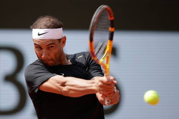 24.05.2024, Tennis, French Open 2024 Roland-Garros, FRA, Paris, Bild: v. li., Training Rafael Nadal (ESP) spielt eine Rückhand, energisch Copyright: HMBxMedia AntonioxBorga