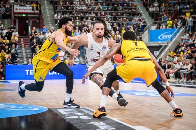 Sport Bilder des Tages Carsen Edwards (Bayern Muenchen, 03) zwischen Silas Melson (MHP Riesen Ludwigsburg, 11), li. und Desure Buie (MHP Riesen Ludwigsburg, 07), re. GER, MHP Riesen Ludwigsburg vs. FC Bayern Basketball, Basketball, Bundesliga, easycredit BBL, Playoff Spiel 4 5, Spielzeit 2023 2024, 24.05.2024 GER, MHP Riesen Ludwigsburg vs. FC Bayern Basketball, Basketball, Bundesliga, easycredit BBL, Playoff Spiel 4 5, Spielzeit 2023 2024, 24.05.2024 Foto: Eibner Sandy Dinkelacker Ludwigsburg Copyright: xSandyxDinkelackerx EP_SDR