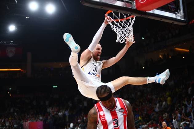 Sport Themen der Woche KW21 Sport Bilder des Tages Dzanan Musa, 31 of Real Madrid in action, during the Euroleague Final Four Semifinal match between Real Madrid and Olympiacos Piraeus held at Uber Arena in Berlin, Germany, May 25 2024. IMAGO ONE INCH PRODUCTIONS BERLIN GERMANY Copyright: xOnexInchxProductionsx 6231994