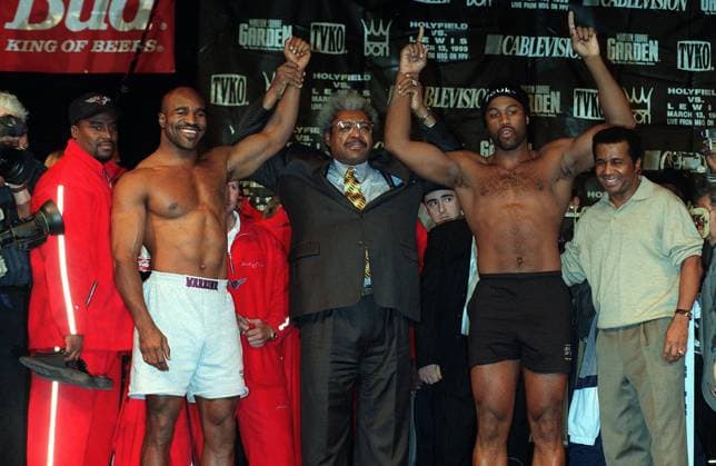 Archivbilder der Woche SPORT KW21 Mar. 11, 1999 - 31213WW 03 11 99.EVANDR HOLYFIELD VS. LENNOX LEWIS.WEIGH IN MADISON SQUARE GARDEN IN NYC..EVANDER HOLYFIELD, DON KING AND LENNOX LEWIS. WALTER WEISSMAN 1999 HOLYFIELD VS LEWIS WEIGH  - ZUMAg49_ 19990311_gaf_g110_008 Copyright: xWalterxWeissmanx