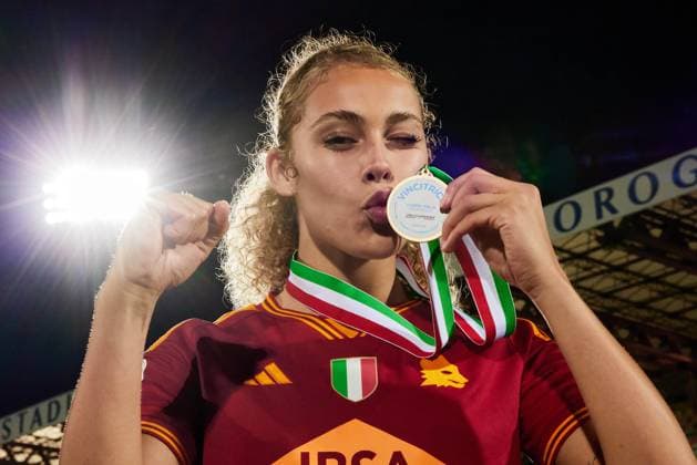 Sport Themen der Woche KW21 Sport Bilder des Tages Alayah Pilgrim of AS Roma kisses the medal after winning the Women Italy Cup match against ACF Fiorentina at Dino Manuzzi Stadium on May 24, 2024 in Cesena, Italy. Ã‚ Photo: Cinzia Camela.  Copyright: xCinziaxCamela IPAxSportx xipa-agx xx IPA_46507857 IPA_Agency_IPA46507857