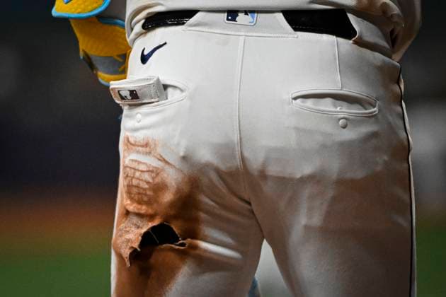 MLB, Baseball Herren, USA Boston Kansas City Royals At Tampa Bay Rays Isaac Paredes (17) of the Tampa Bay Rays is wearing torn Nike pants during the game against the Kansas City Royals at Tropicana Field in St. Petersburg, Florida, on May 24, 2024. St Petersburg Florida United States  Copyright: xMiguelxRodriguezx originalFilename:rodriguezcarrilo-mlbkansa240524_npZca.jpg