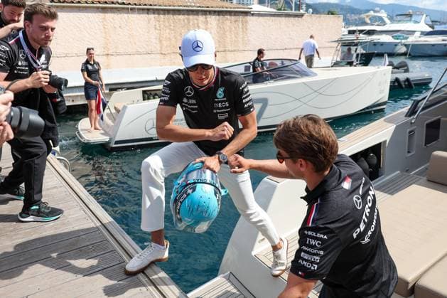 George Russell (Mercedes-AMG) kommt mit dem Boot an, 3 Freies Training, Grosser Preis von Monaco, Motorsport, Herren, Formel 1, 25.05.2024 Monte Carlo Monaco MCO