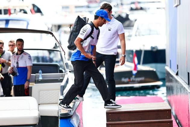 Daniel Ricciardo of Australia and Visa Cash App RB gestikuliert, Gestik, Qualifying, F1 Grand Prix of Monaco, Monaco am 25. May 2024 in Monte Carlo, Monaco. (Foto von Diogo Cardoso DeFodi Images) Daniel Ricciardo of Australia and Visa Cash App RB gestures arriving in the paddock, Qualifying, F1 Grand Prix of Monaco, Monaco on May 25, 2024 in Monte Carlo, Monaco. (Photo by Diogo Cardoso DeFodi Images) Defodi-645_f1mon20240525_0112