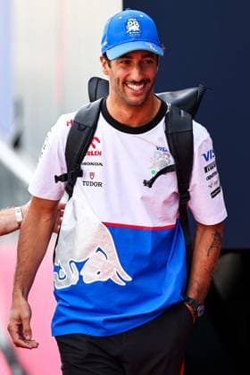 Daniel Ricciardo of Australia and Visa Cash App RB gestikuliert, Gestik, Qualifying, F1 Grand Prix of Monaco, Monaco am 25. May 2024 in Monte Carlo, Monaco. (Foto von Diogo Cardoso DeFodi Images) Daniel Ricciardo of Australia and Visa Cash App RB gestures arriving in the paddock, Qualifying, F1 Grand Prix of Monaco, Monaco on May 25, 2024 in Monte Carlo, Monaco. (Photo by Diogo Cardoso DeFodi Images) Defodi-645_f1mon20240525_0127