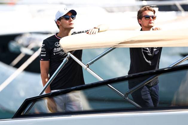George Russell of Great Britain and Mercedes gestikuliert, Gestik, Qualifying, F1 Grand Prix of Monaco, Monaco am 25. May 2024 in Monte Carlo, Monaco. (Foto von Diogo Cardoso DeFodi Images) George Russell of Great Britain and Mercedes gestures arriving in the paddock, Qualifying, F1 Grand Prix of Monaco, Monaco on May 25, 2024 in Monte Carlo, Monaco. (Photo by Diogo Cardoso DeFodi Images) Defodi-645_f1mon20240525_0265